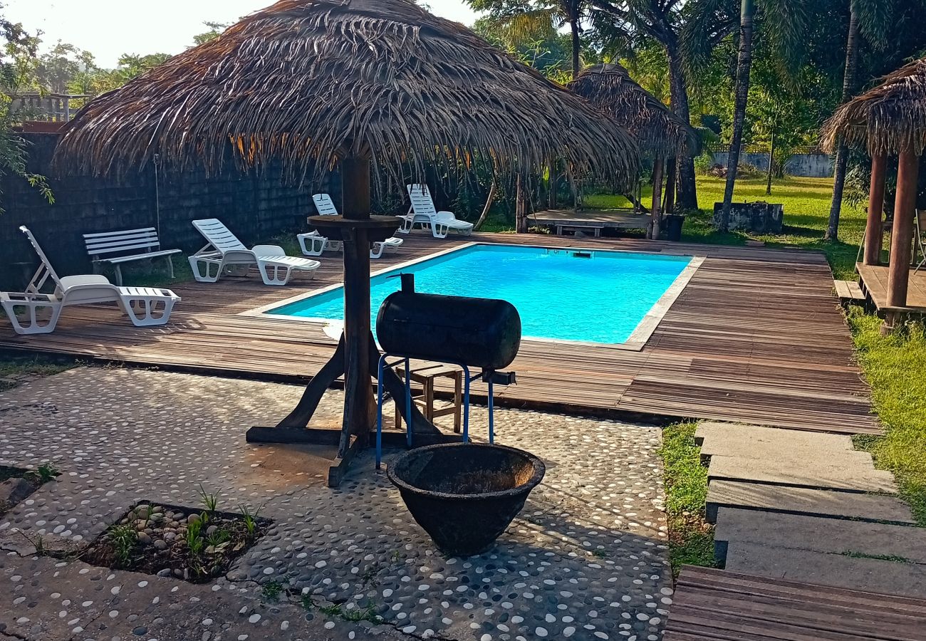 Villa à Matoury - La Villa des Palmiers Bleus - Piscine & Jardin