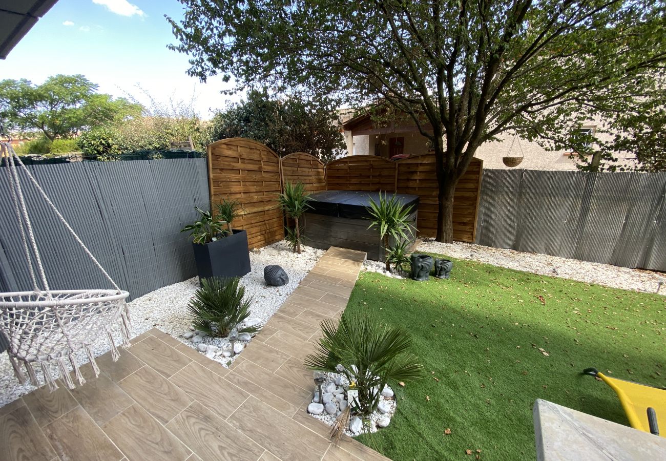 Apartment in Blagnac - Le Jungle : T2 avec Jardin et Jacuzzi