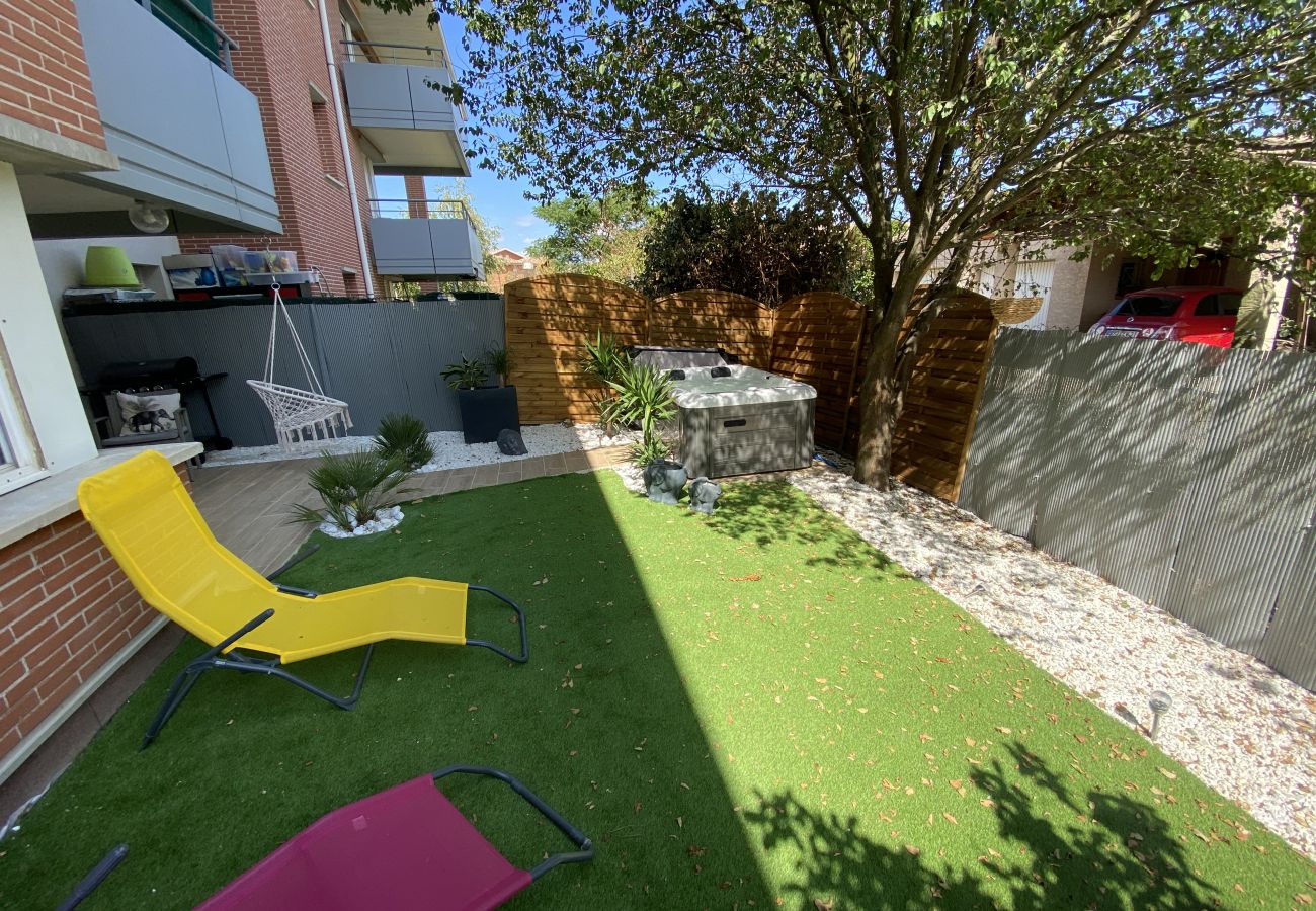 Apartment in Blagnac - Le Jungle : T2 avec Jardin et Jacuzzi
