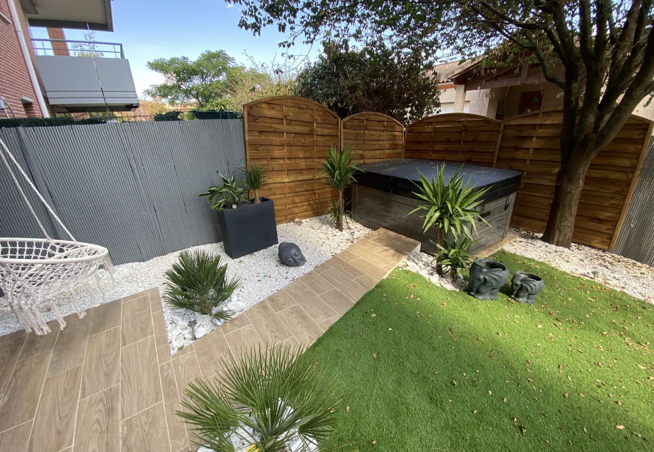 Apartment in Blagnac - Le Jungle : T2 avec Jardin et Jacuzzi
