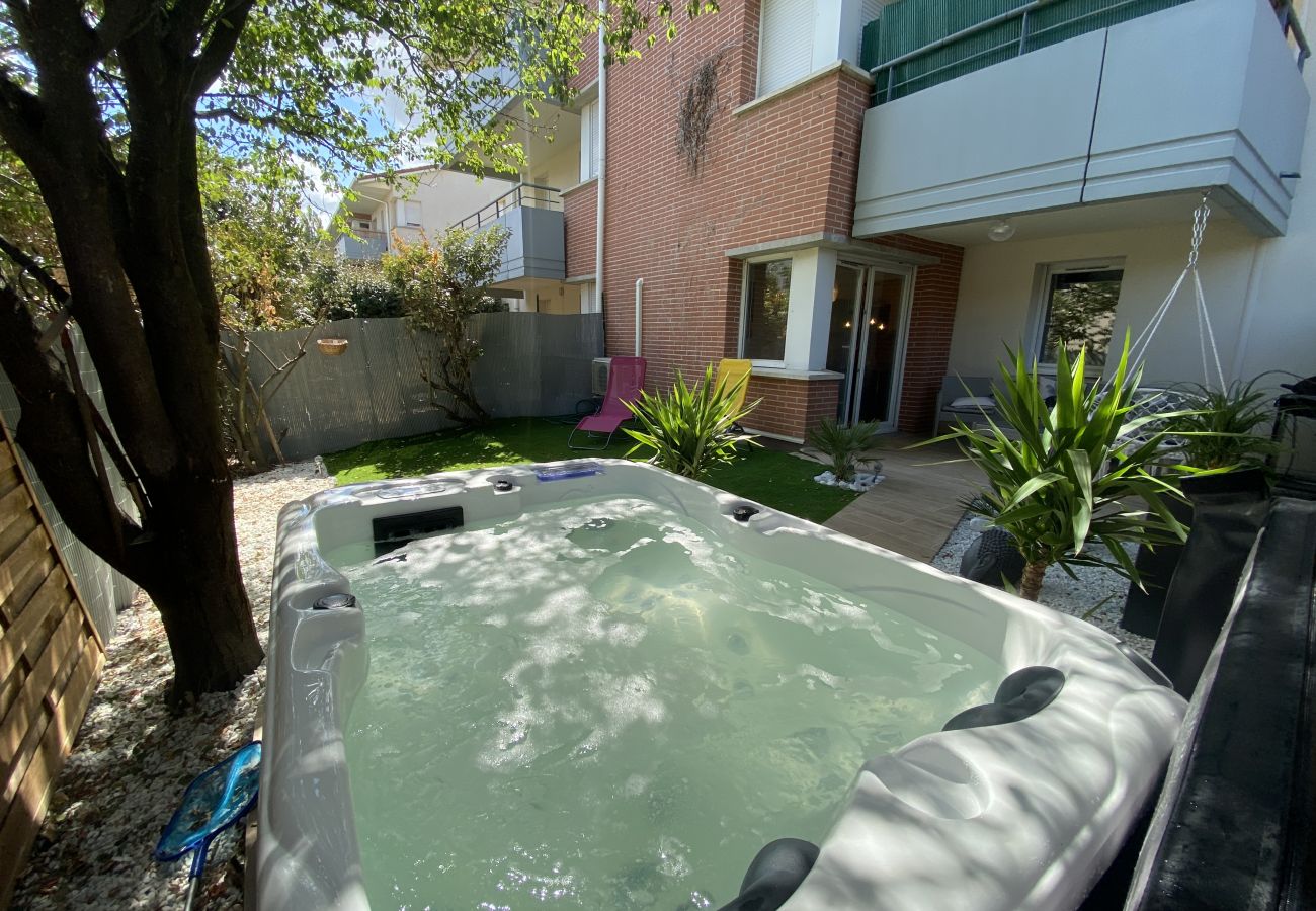 Apartment in Blagnac - Le Jungle : T2 avec Jardin et Jacuzzi