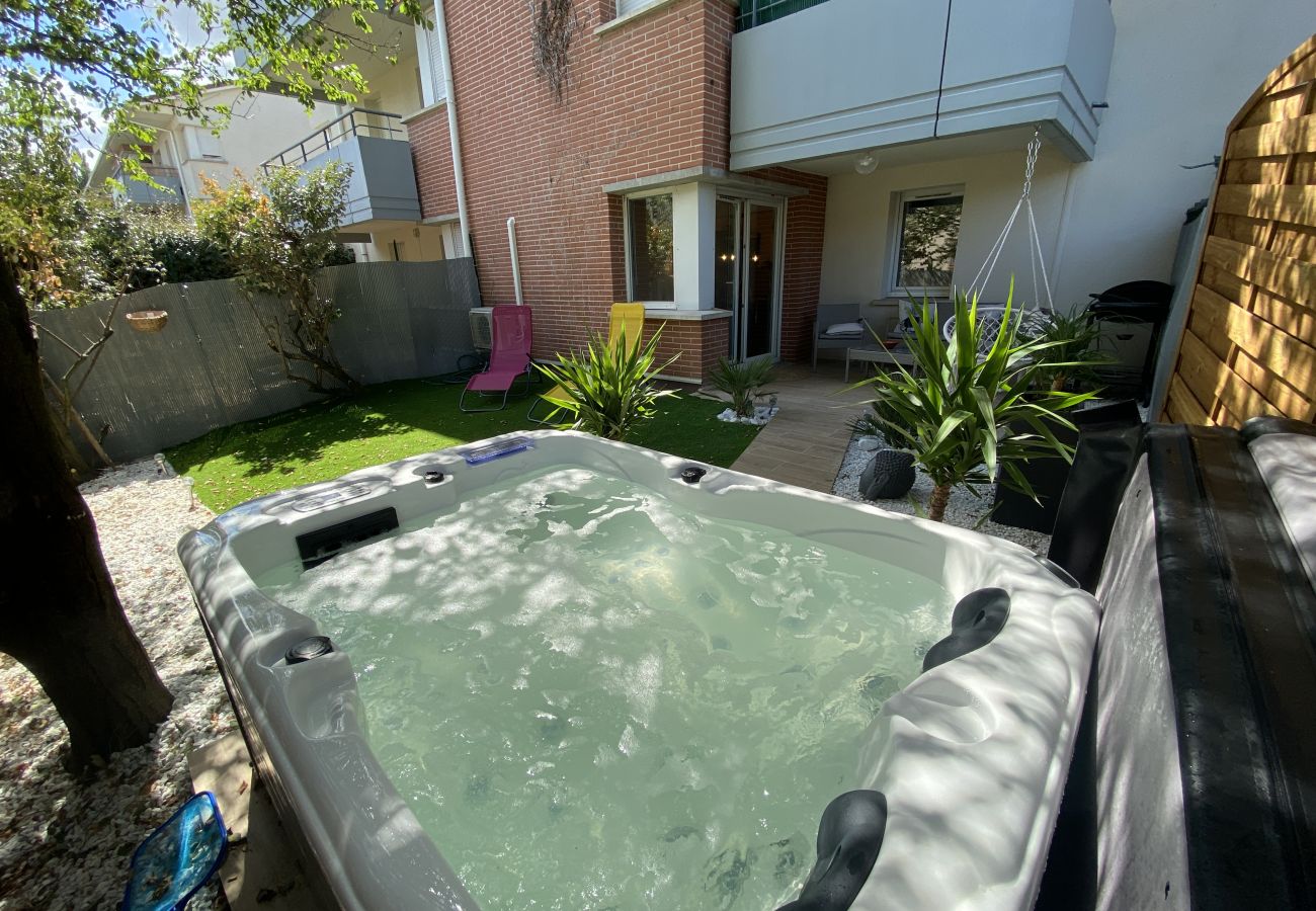 Apartment in Blagnac - Le Jungle : T2 avec Jardin et Jacuzzi