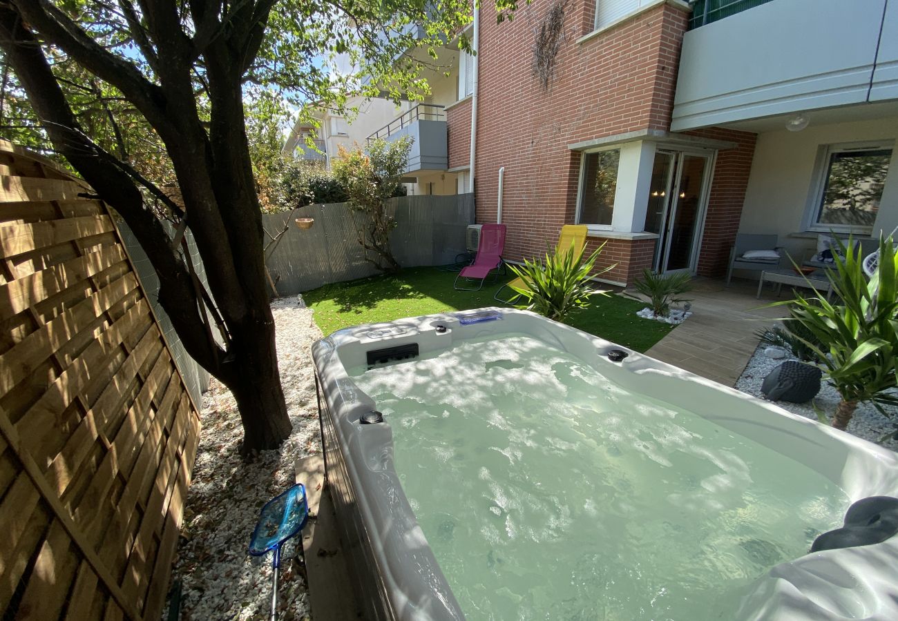 Apartment in Blagnac - Le Jungle : T2 avec Jardin et Jacuzzi