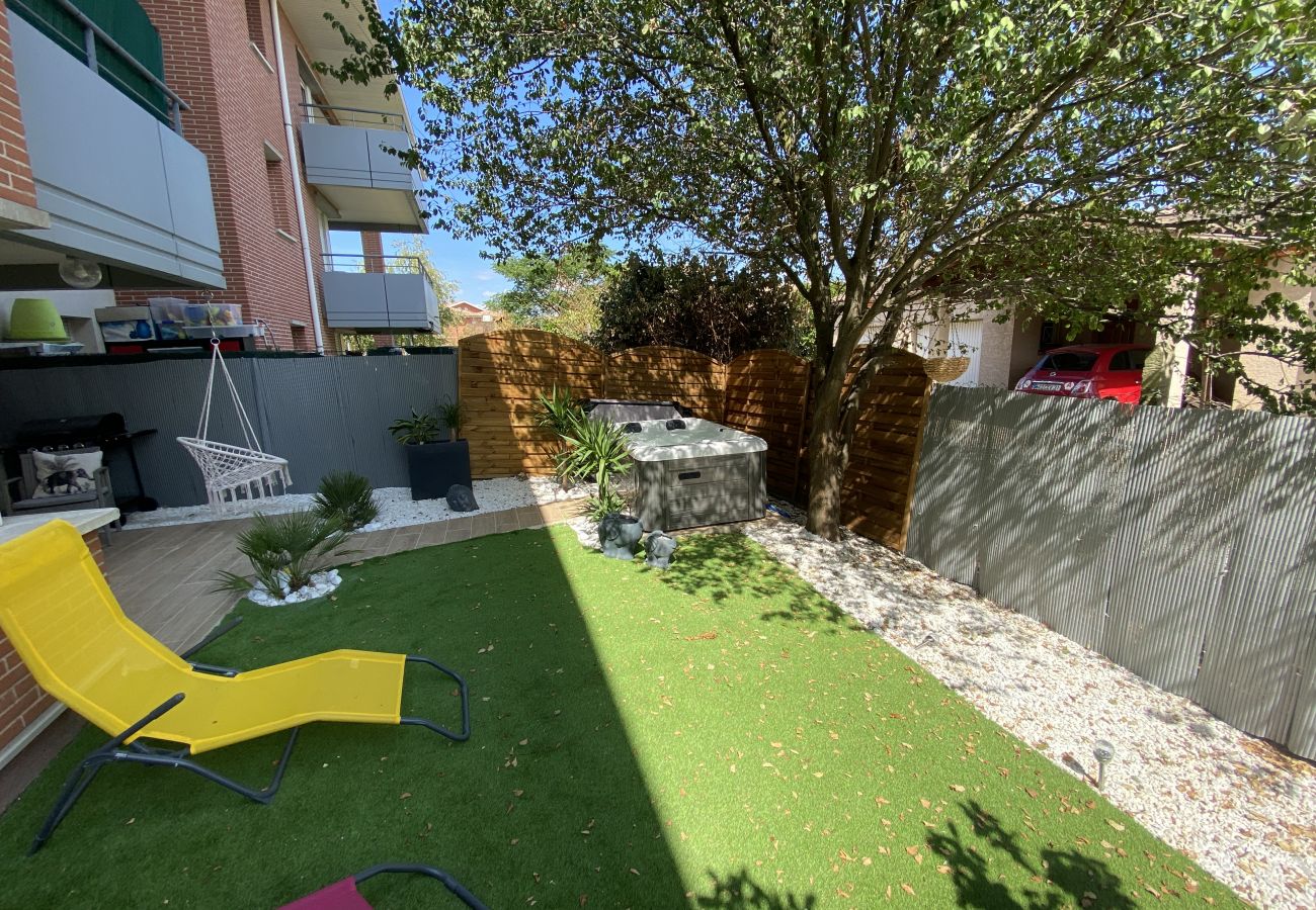 Apartment in Blagnac - Le Jungle : T2 avec Jardin et Jacuzzi