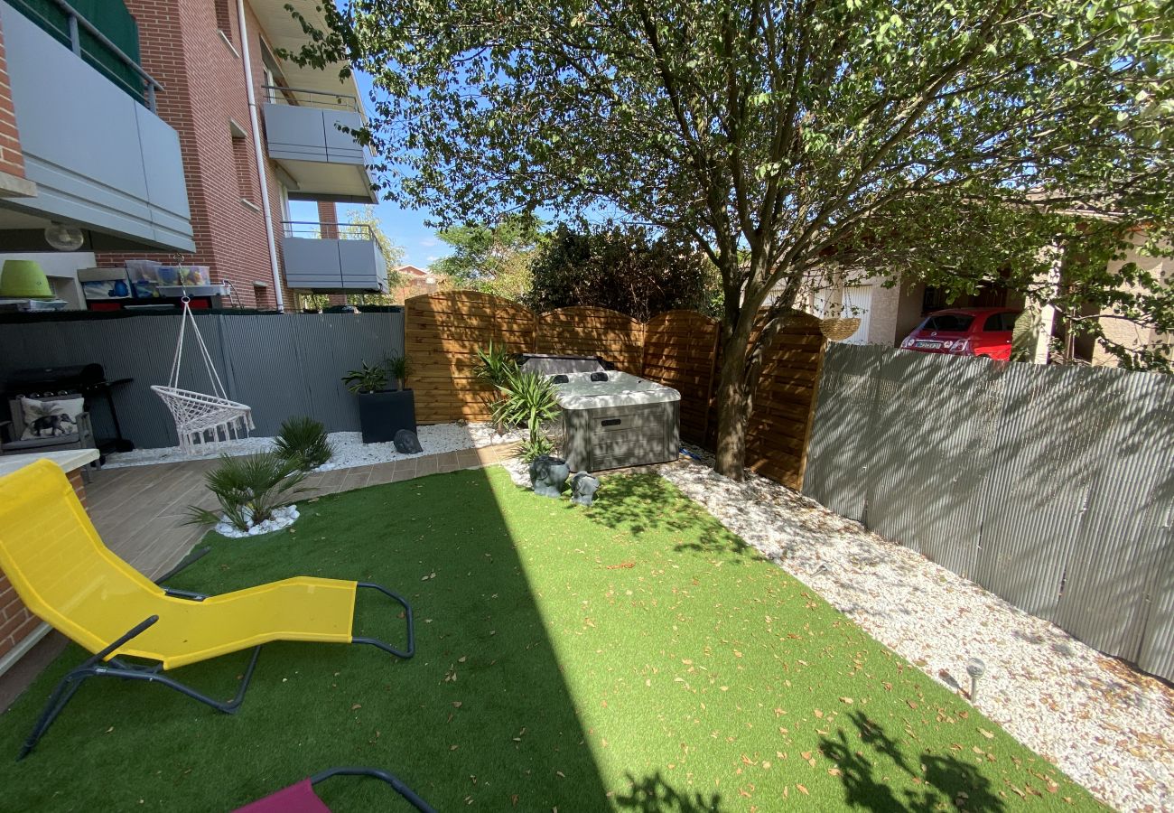Apartment in Blagnac - Le Jungle : T2 avec Jardin et Jacuzzi