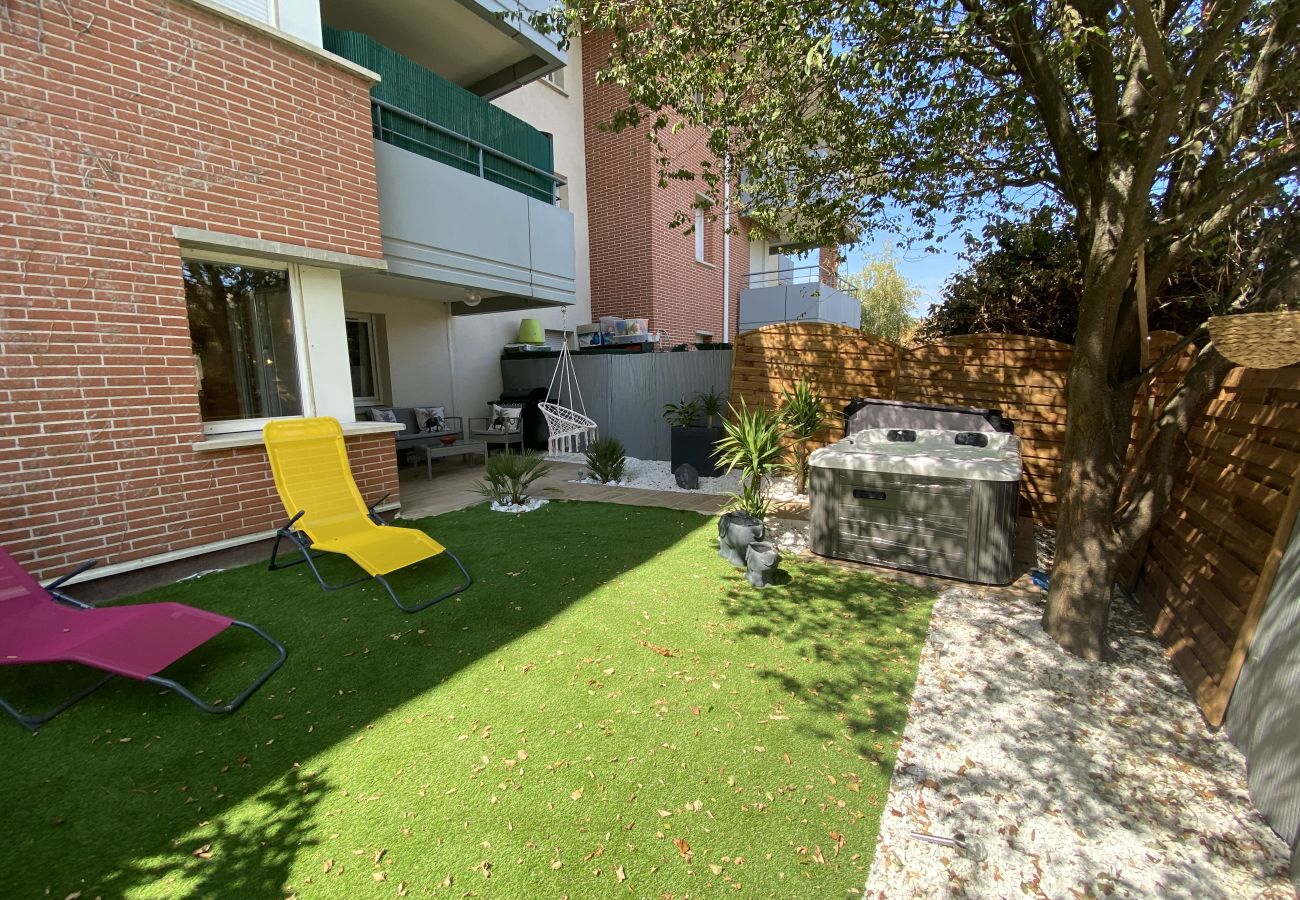 Apartment in Blagnac - Le Jungle : T2 avec Jardin et Jacuzzi