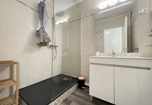 An elegant, uncluttered bathroom