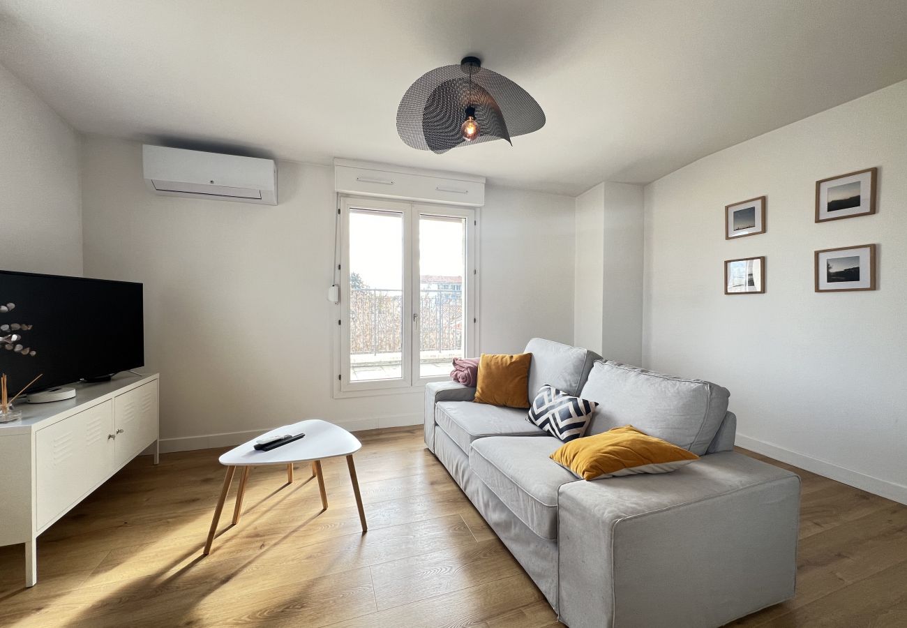 Apartment in Toulouse - Le Charmant, Lumineux & calme - 2p/Parking/Balcon