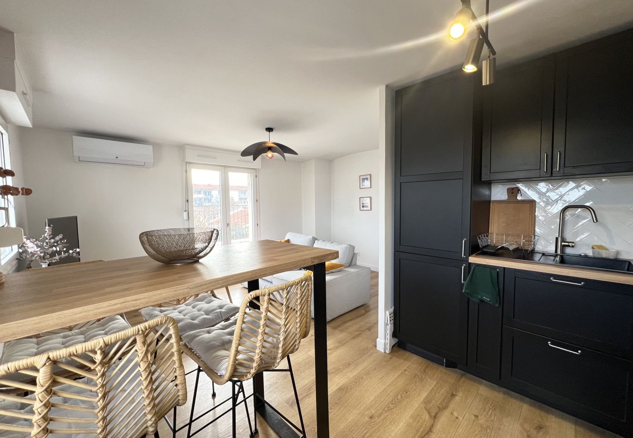 Apartment in Toulouse - Le Charmant, Lumineux & calme - 2p/Parking/Balcon