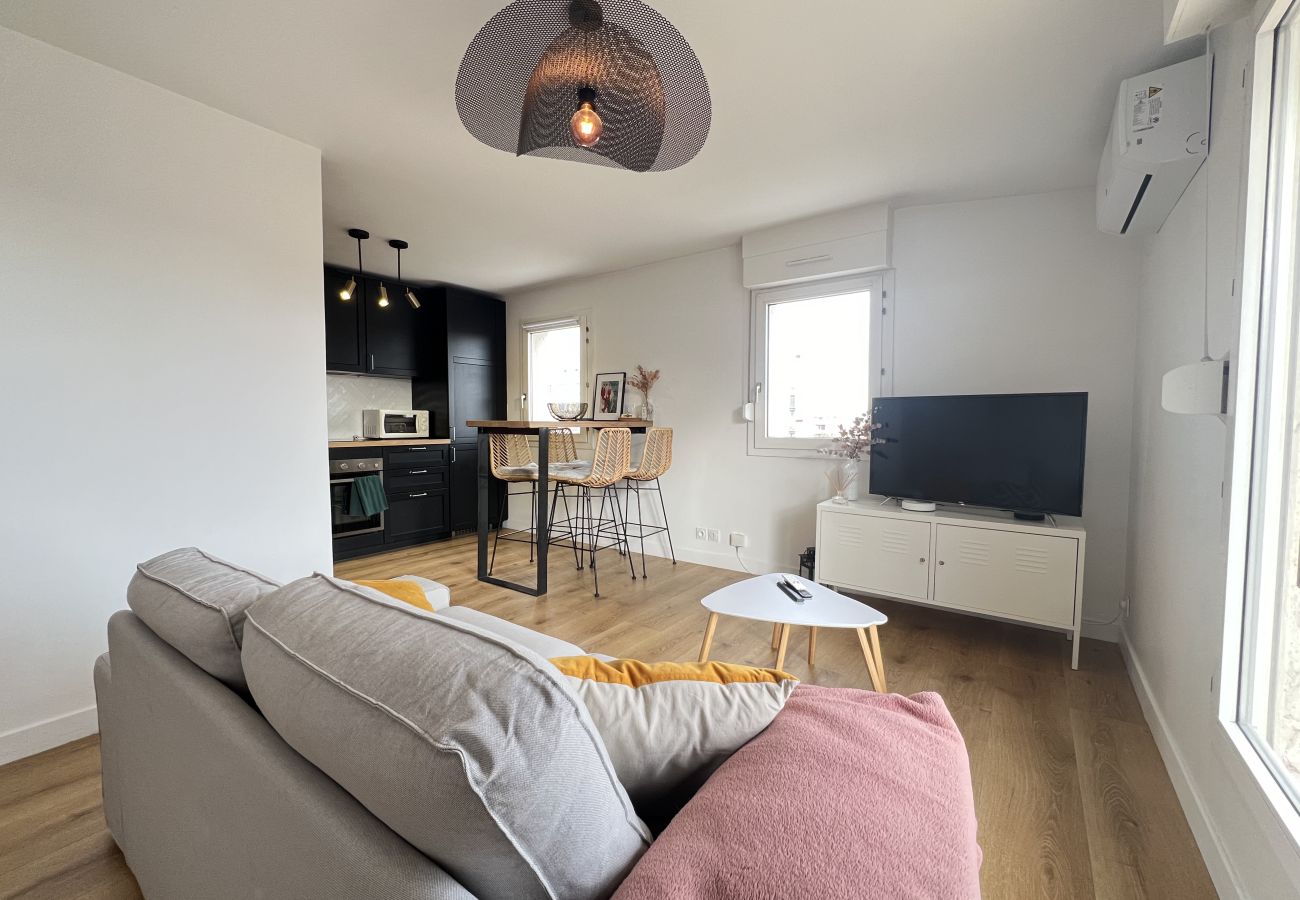 Apartment in Toulouse - Le Charmant, Lumineux & calme - 2p/Parking/Balcon