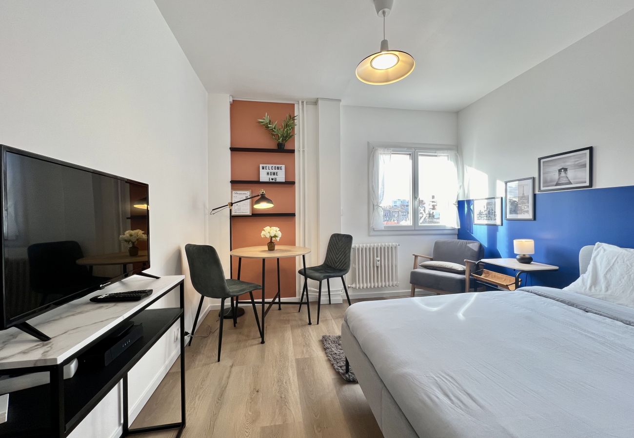 Studio in Toulouse - L'Azur - Studio Cozy proche tram & centre-ville