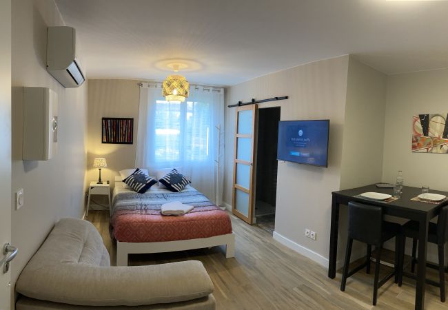 Apartment in Toulouse - Occitan, Air-conditioned & Bright Studio with Parking