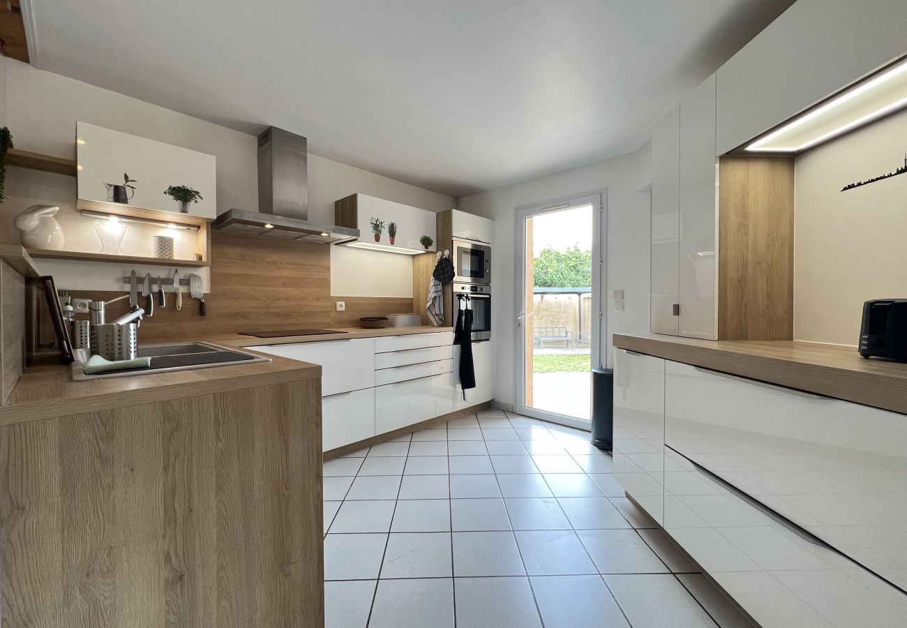 House in Frouzins - La Joviale, jolie maison avec Piscine & Jardin